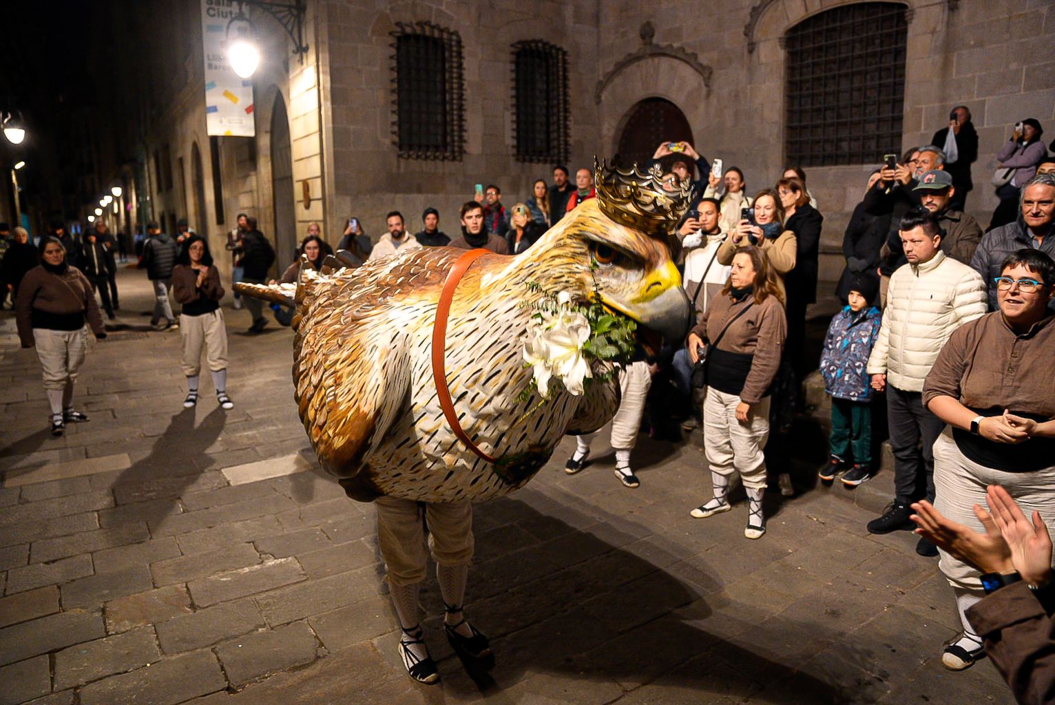 L'Àliga de la Vila de Gràcia acompanya la cercavila de celebració dels 650 anys de l'Àliga de la Ciutat de Barcelona