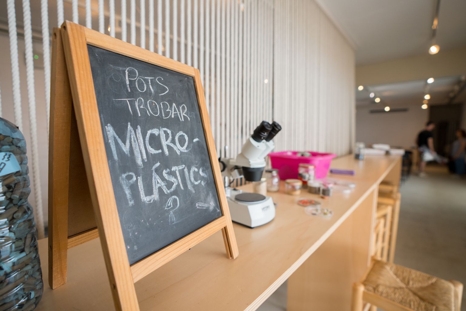 Activitat relacionada amb els microplàstics presentada al Centre de la Platja amb motiu del Dia Mundial dels Mars i l’Oceà.