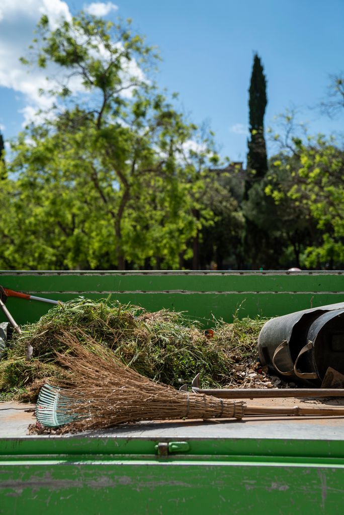 Camió de servei de Barcelona pel Medi Ambient amb escombres, rasclets i cistells