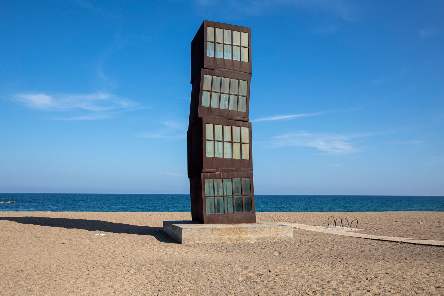 L’Estel ferit enmig de la platja de Sant Miquel buida. Barri de la Barceloneta.