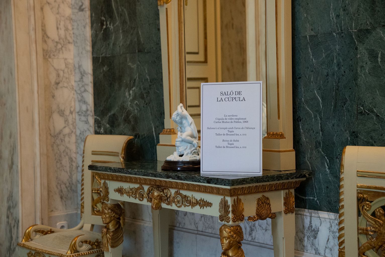Consola amb un cartell amb informació sobre el Saló de la Cúpula al Palauet Albéniz