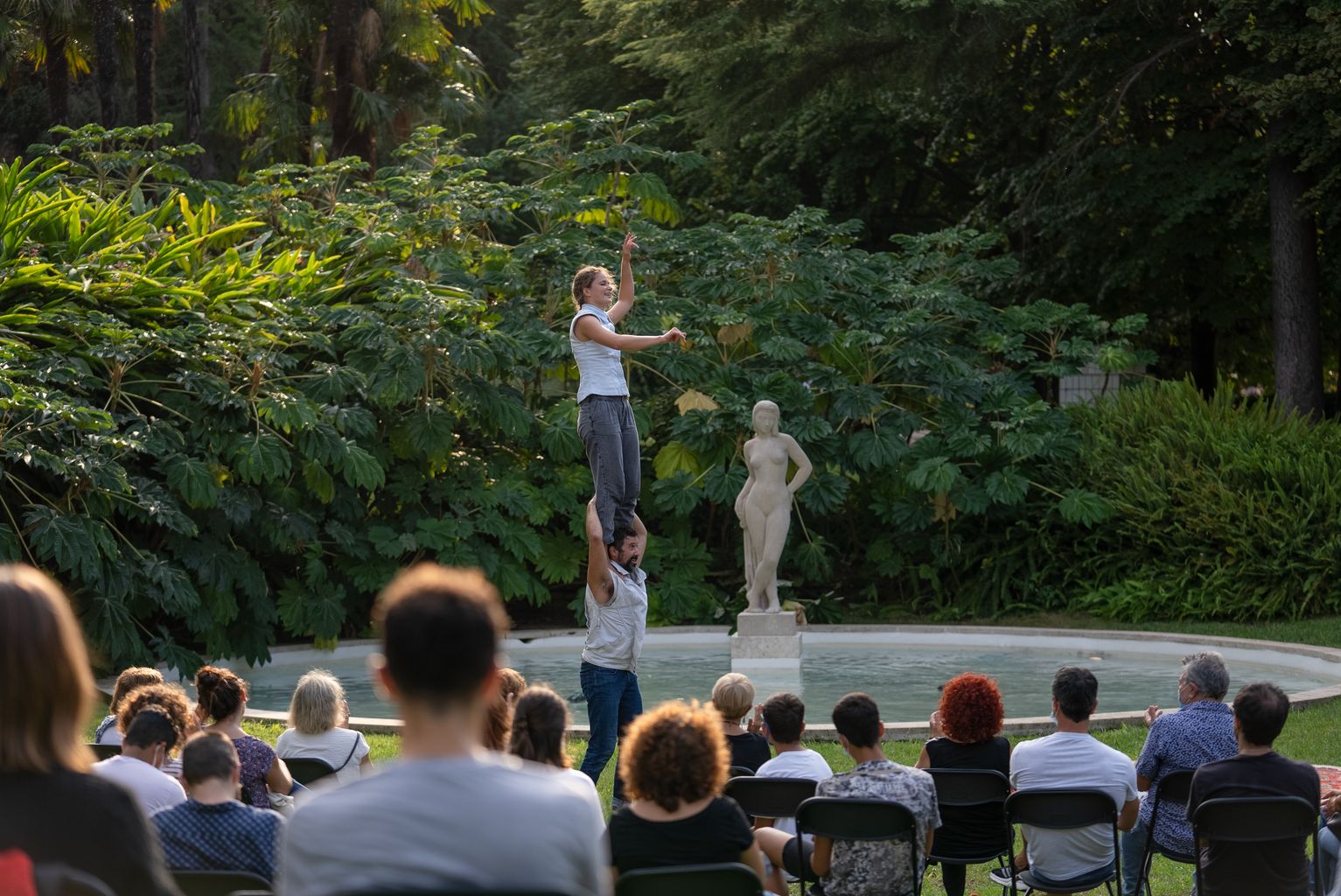 Els espectadors segueixen un espectacle de dansa amb dos ballarins (un està pujat sobre l'altre), durant les jornades de portes obertes del Palauet Albéniz amb motiu de la Mercè