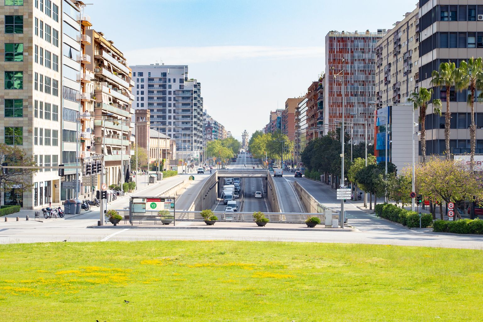 Gran Via de les Corts Catalanes vista des de la plaça d’Ildefons Cerdà. Es veu trànsit en direcció sortida degut a un control. Districte de Sants-Montjuïc. Barris de la Bordeta i la Marina de Port.