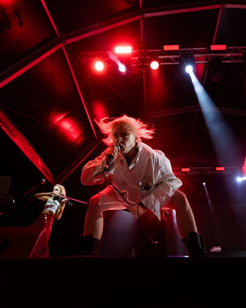 Concierto de Pussy Riot en el escenario de la plaza de Catalunya de La Mercè 2025