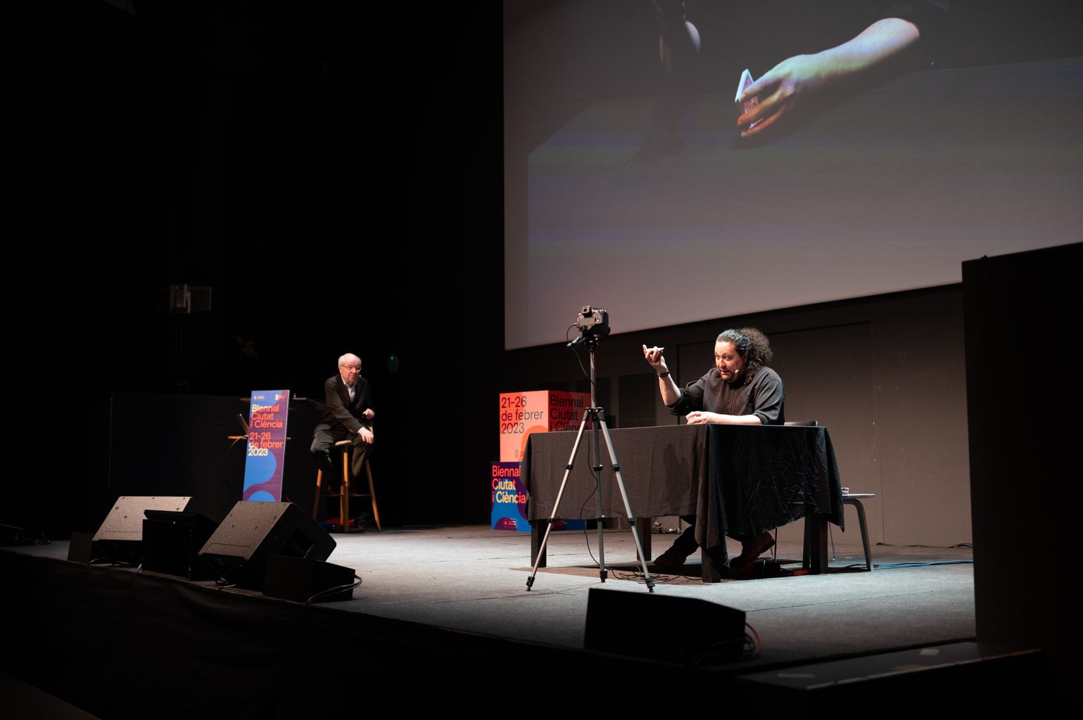 Jordí Camí i Miguel Ángel Gea a la conferència «El temps i la seva màgia», a l’edifici Teatre del CCCB.