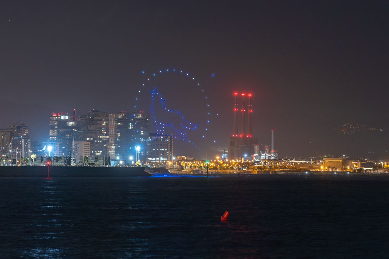 Espectacle del 30è aniversari de la Vila Olímpica amb la recreació amb drons de la silueta d’un llop sobre la platja del Bogatell