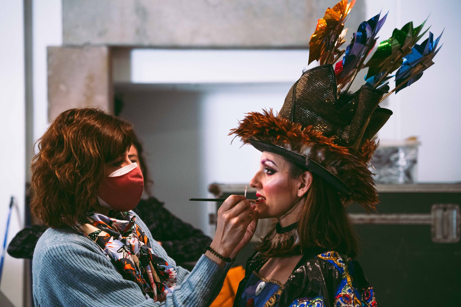 Una maquilladora pinta els llavis de l'actriu que interpreta la reina Belluga