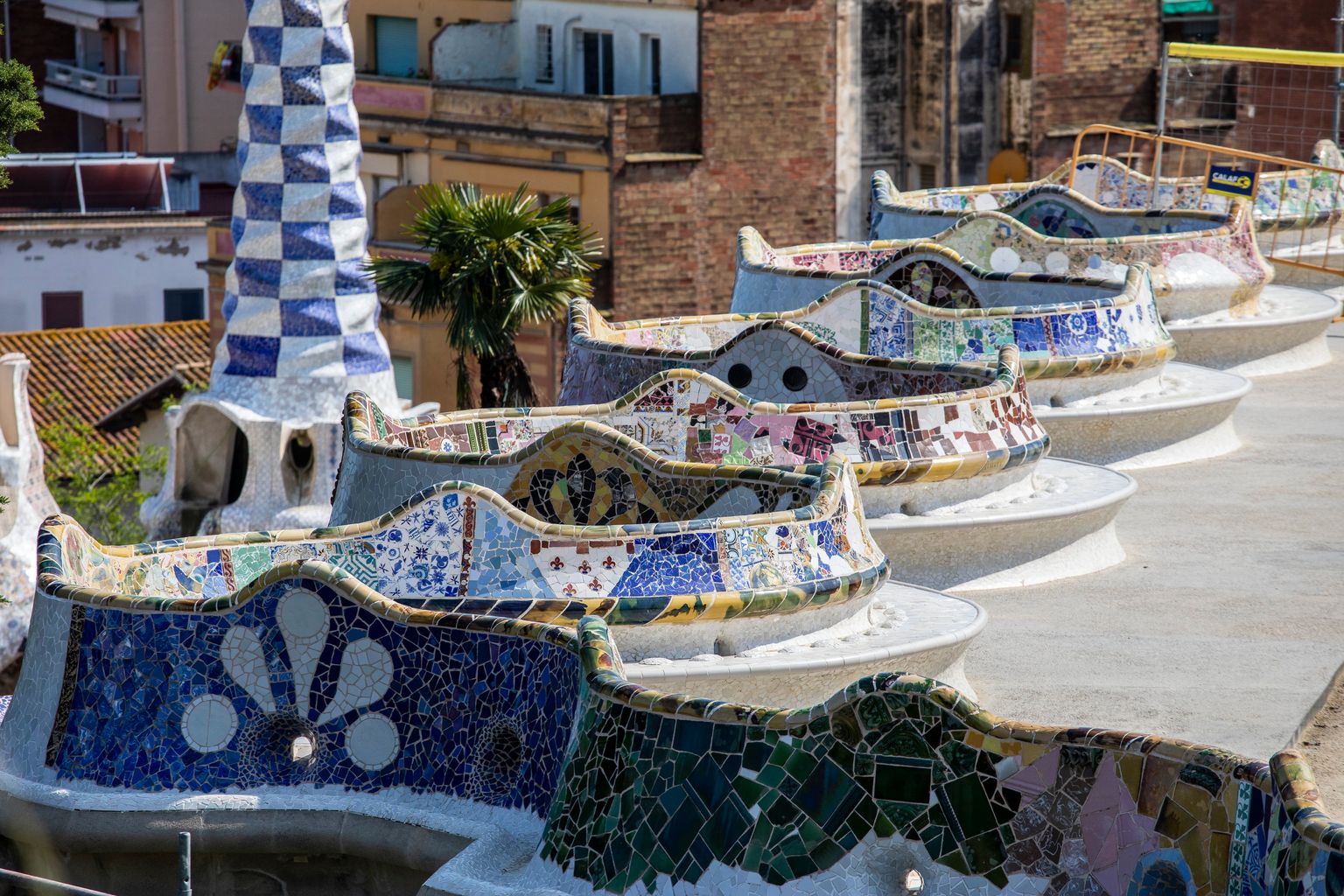 Banco del mirador del Park Güell recubierto con trencadís