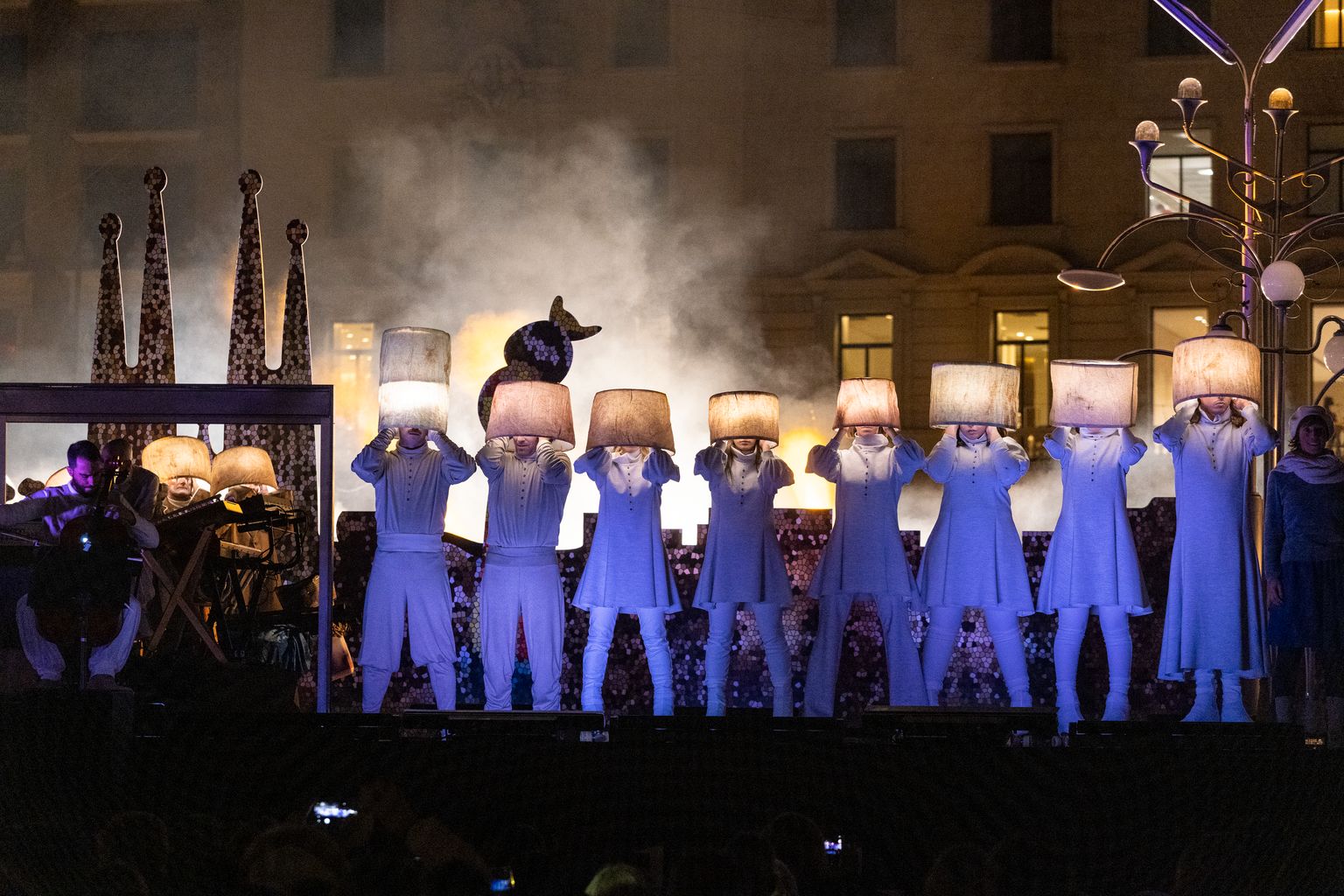 Momento del espectáculo de circo y música 'Ombrana' de la compañía Ponten Pie previo al encendido de luces de Navidad en la plaza de Catalunya en que un grupo de actores llevan una lámpara en la cabeza que se va iluminando