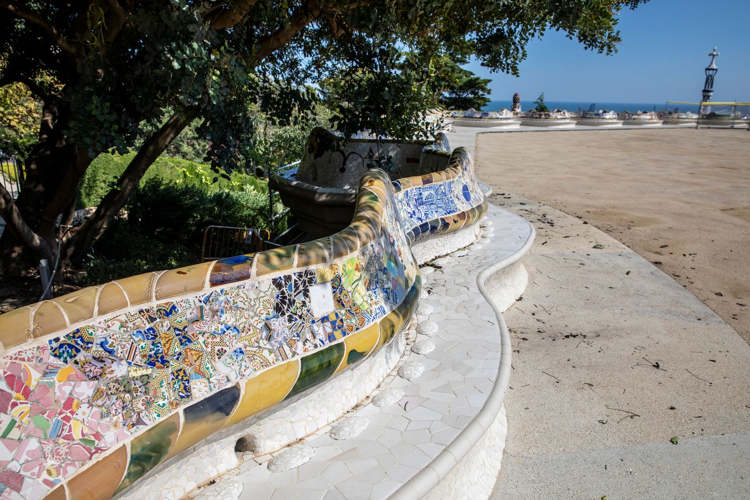 Banco del mirador del Park Güell recubierto con trencadís