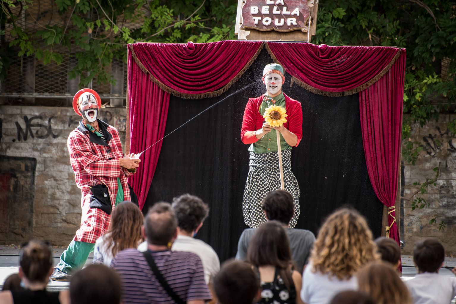 Actuació de dos pallassos a l'espectacle "La Bella Tour", dins del "MAC Festival" al parc de Joan Miró amb motiu de la Mercè 2020