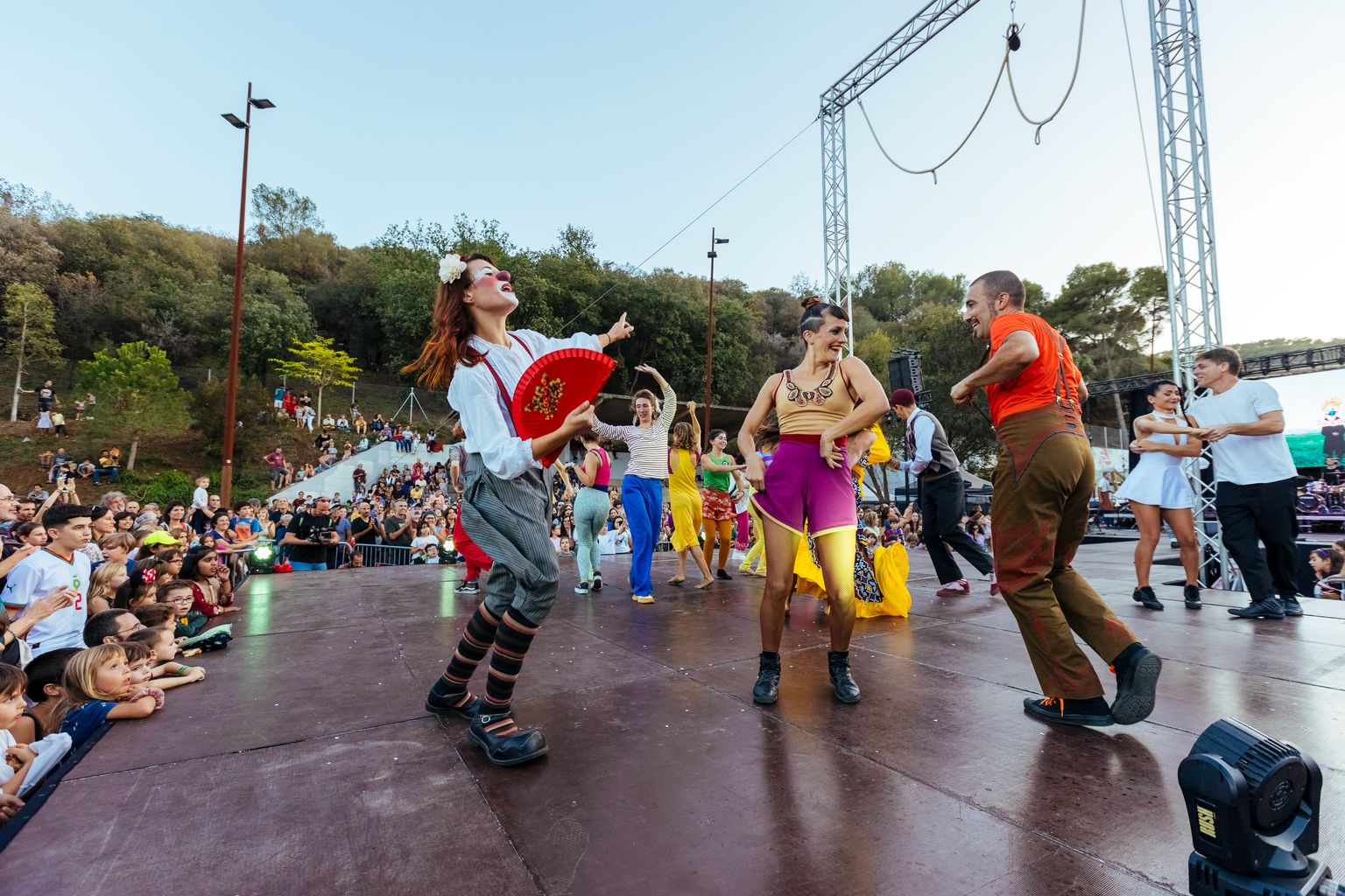 Actuación de La Troba Kung-Fú en la fiesta del 30.º aniversario de Payasos Sin Fronteras en el parque del Aqüeducte