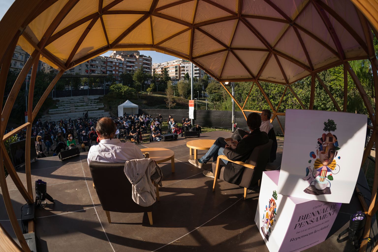 Taula rodona "L'horitzó de la ciutadania: llibertat republicana o servitud voluntària?" als jardins del Doctor Pla i Armengol. Vista del recinte amb el públic des de darrere de l'escenari