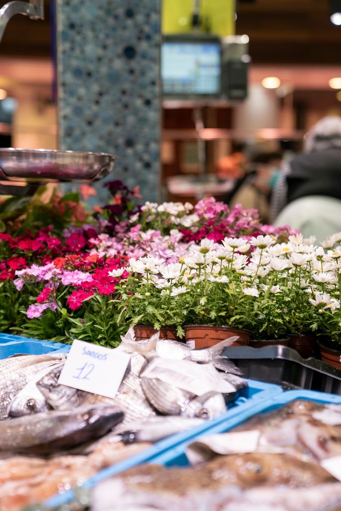 Parada de peix del Mercat de Sant Antoni amb torretes de flors de la campanya "Planta'm al balcó"