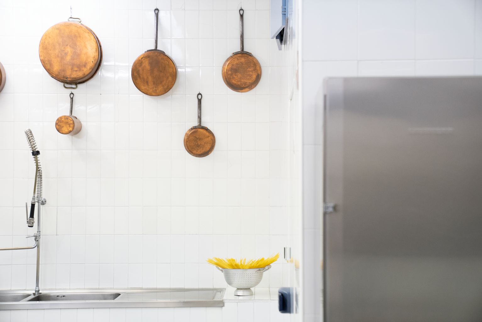 Detall de la cuina equipada amb electrodomèstics moderns i paelles de coure del Palauet Albéniz