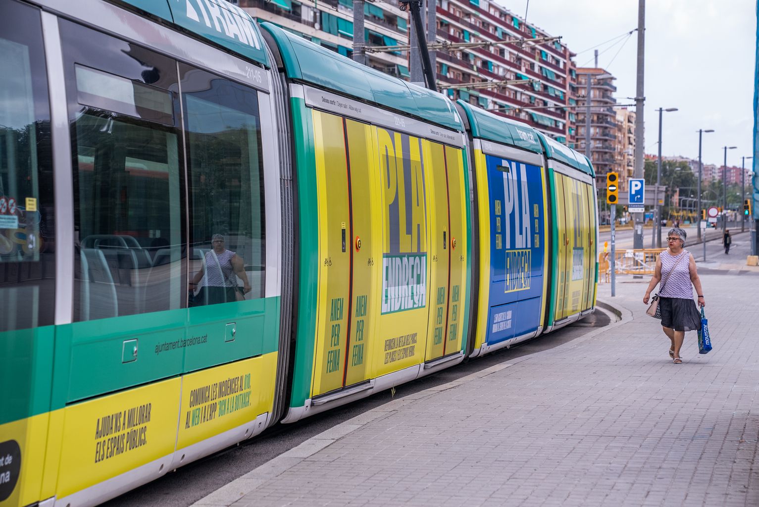 Publicitat del Pla Endreça intergrada al tramvia de Barcelona.