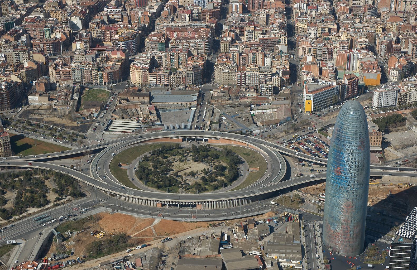 Vista aèria de la plaça de les Glòries Catalanes el 2 de març de 2006