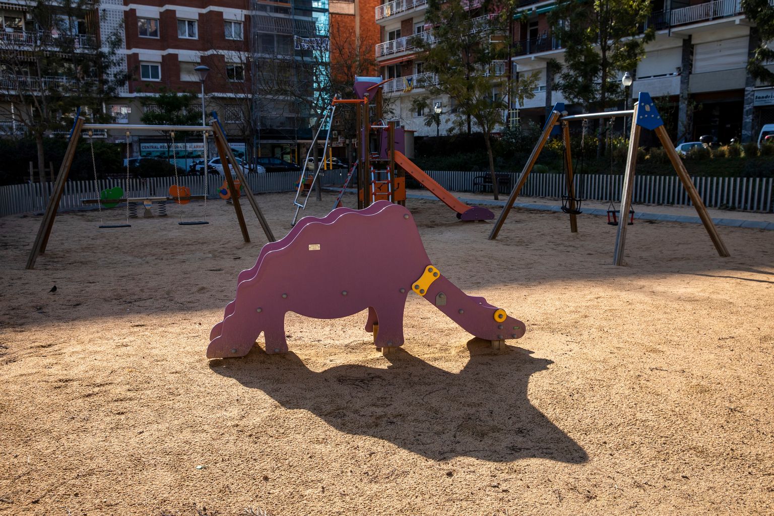 Districte de Sants-Montjuïc. Jardins de Can Mantega. Zona de jocs infantils sense nens