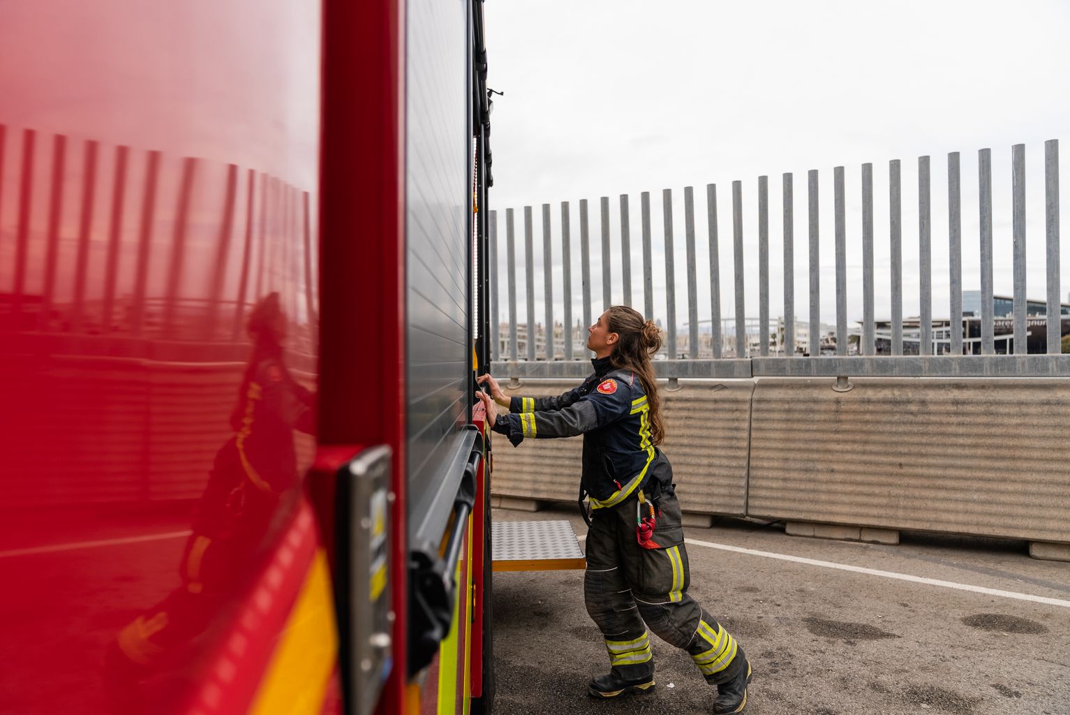 Una bombera obre el camió de bombers de Barcelona