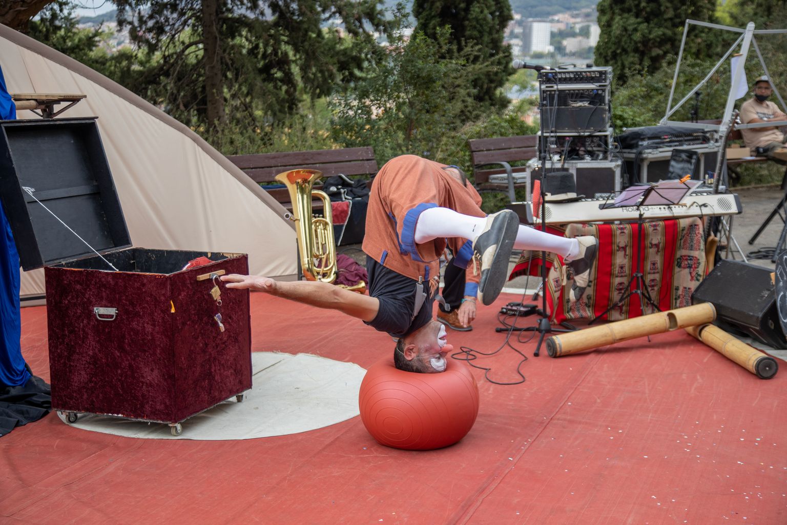 Un pallasso de Circ Los fa un número acrobàtic dalt d'una pilota durant l'actuació al MAC Festival de la Mercè 2021