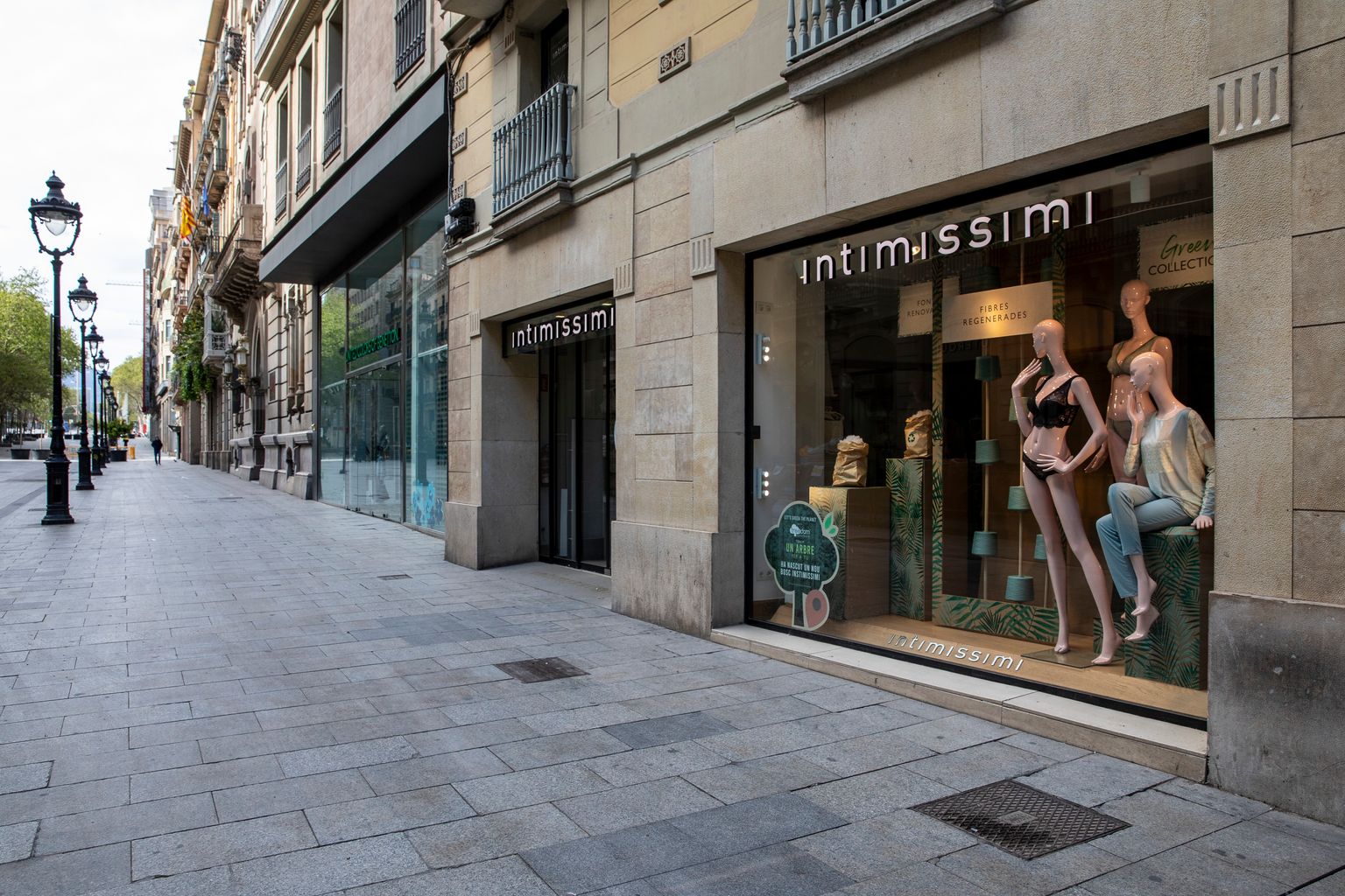 Avenida del Portal de l’Àngel vacía y con las tiendas cerradas