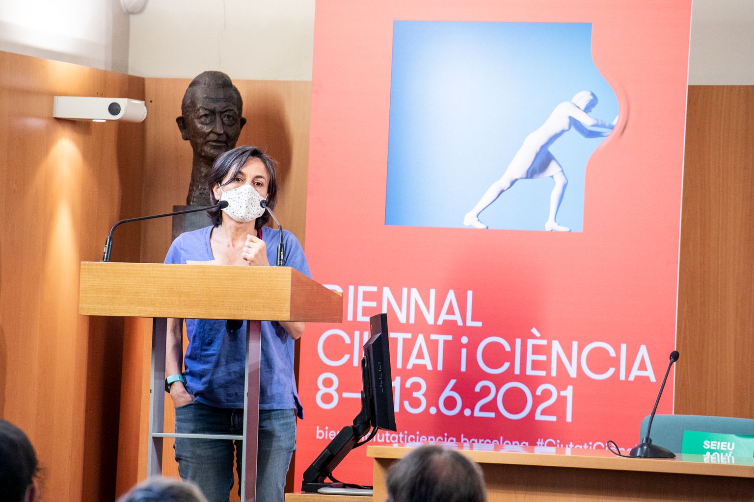 Parlament d'una de les comissàries de la Biennal Ciutat i Ciència a la roda de premsa en una sala de l'Institut d'Estudis Catalans, Marta G. Rivera Ferre, professora d'investigació d'INGENIO (CSIC-UPV) i investigadora de la càtedra d'Agroecologia de la UVIC-UCC
