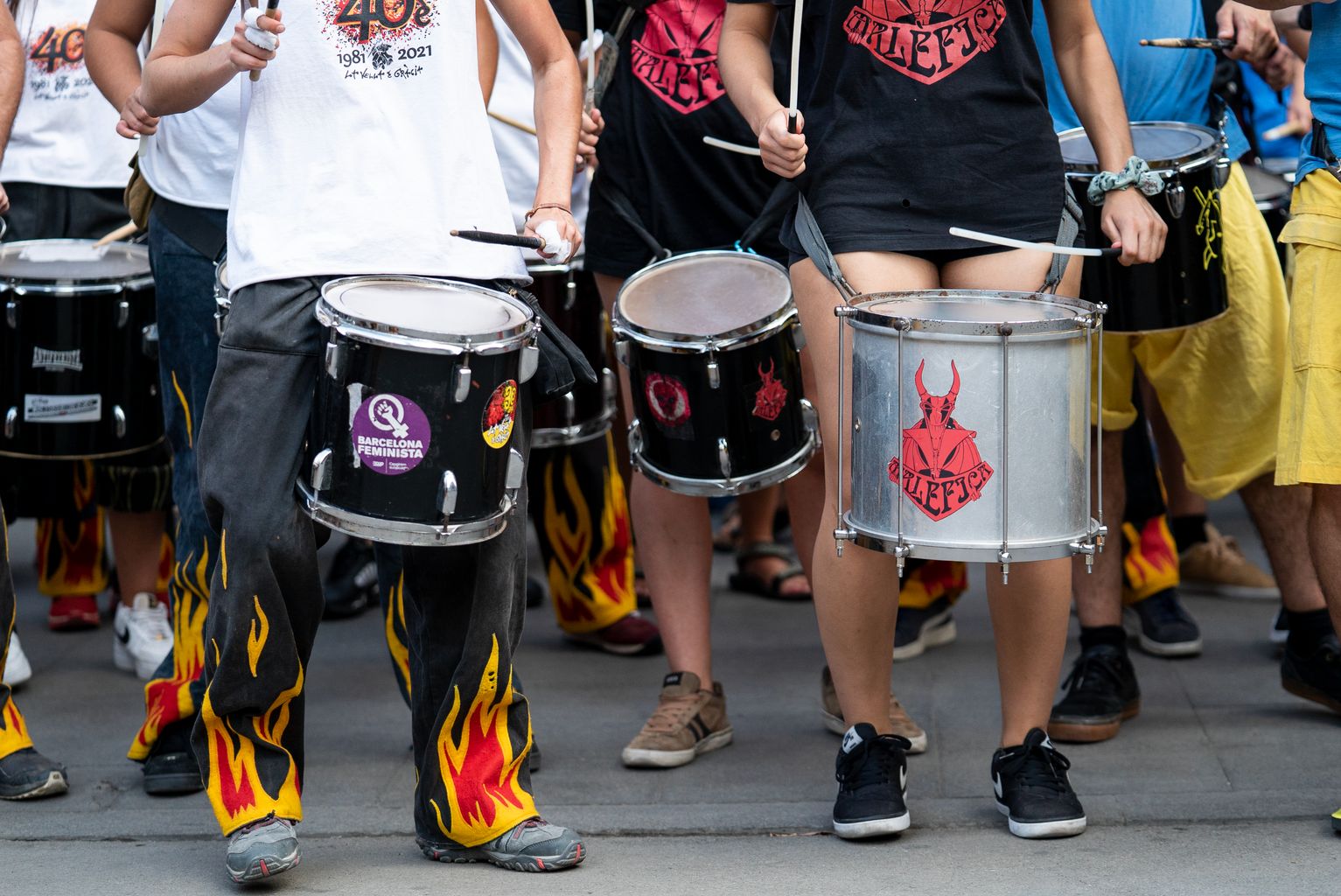 Membres de diferents entitats del barri: Vella de Gràcia, Colla Drac i diables La Malèfica del Coll i Diabòlica de Gràcia tocant una batucada conjunta al toc d’inici de la Festa Major de Gràcia