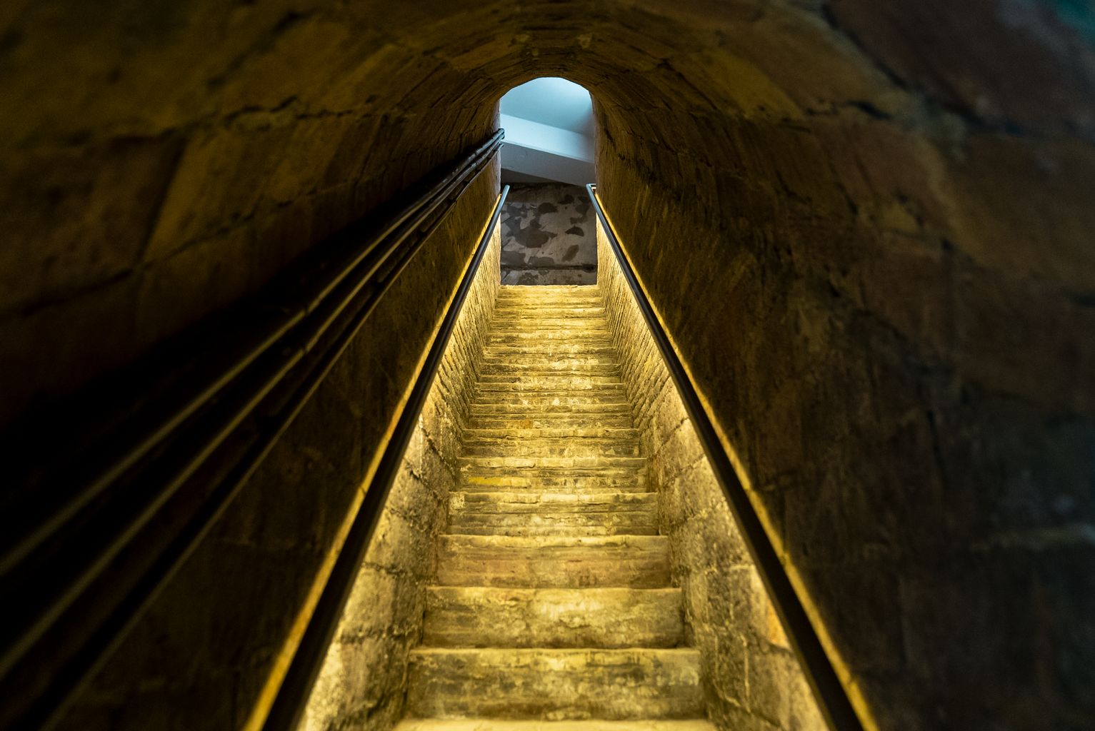 Escaleras de salida del túnel del refugio antiaéreo de la Torre de la Sagrera