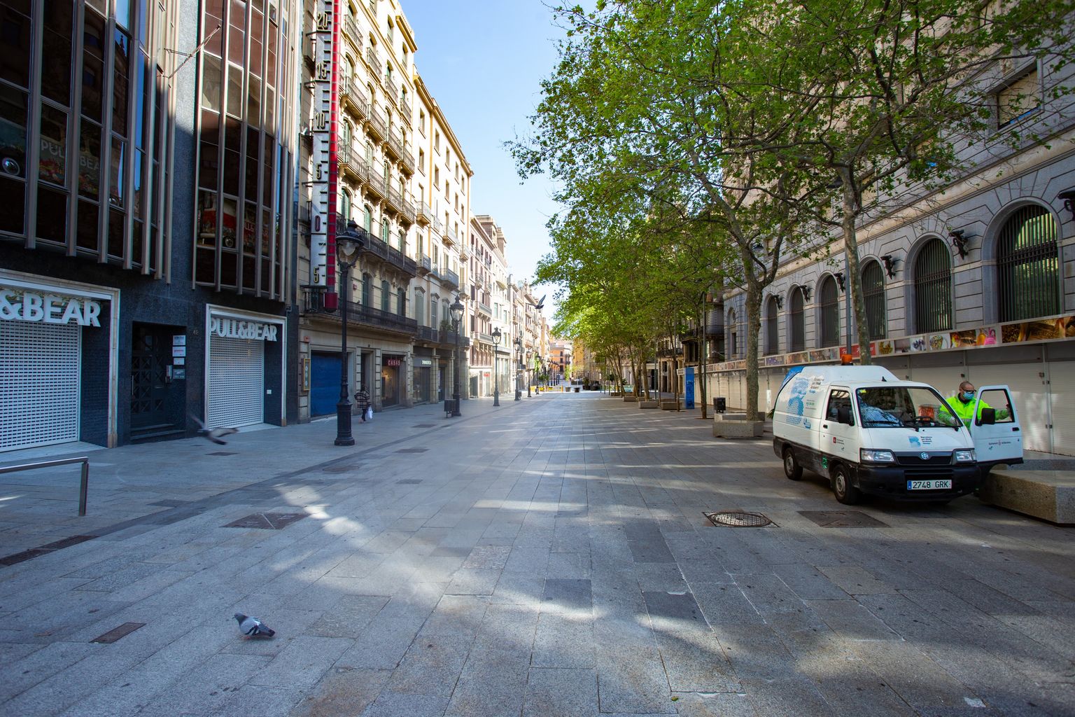 Avinguda del Portal de l’Àngel amb els comerços i els estands de la fira d’artesania tancats. Un treballador municipal surt del seu vehicle de Barcelona pel Medi Ambient. Districte de Ciutat Vella. Barri Gòtic.