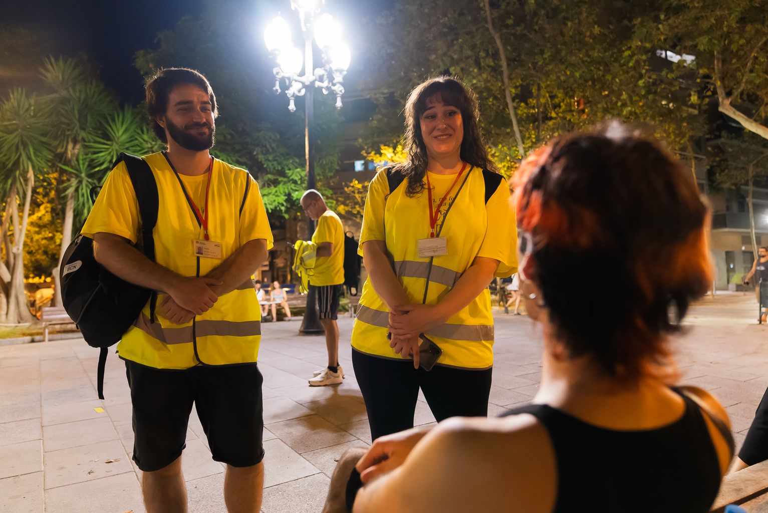 Dos informadors de l’Ajuntament de Barcelona conversant amb una de les persones entrevistades