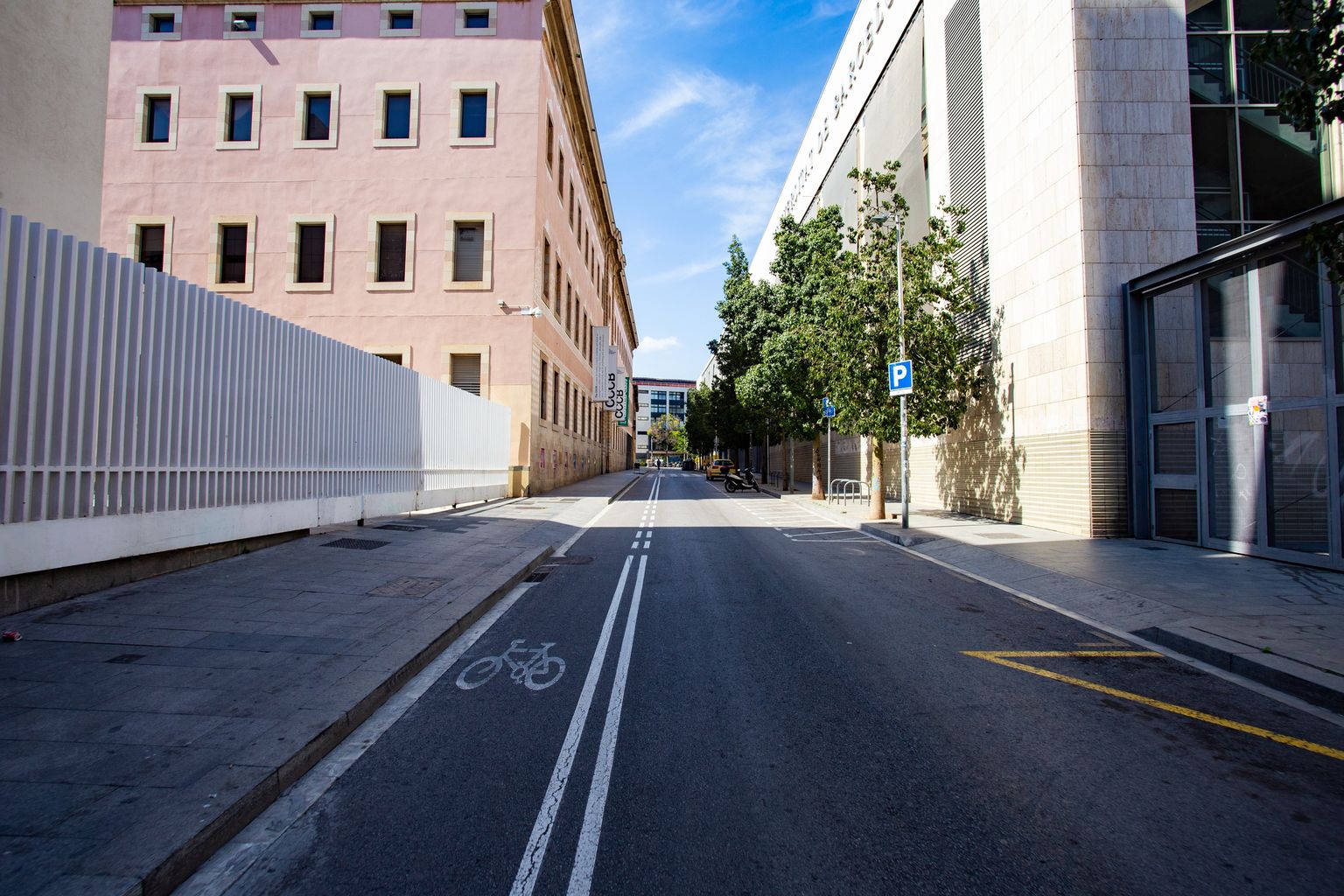 Carrer de Montalegre amb la Facultat d’Humanitats de la UB a un costat i el MACBA i el CCCB a l’altre. Districte de Ciutat Vella. Barri del Raval.