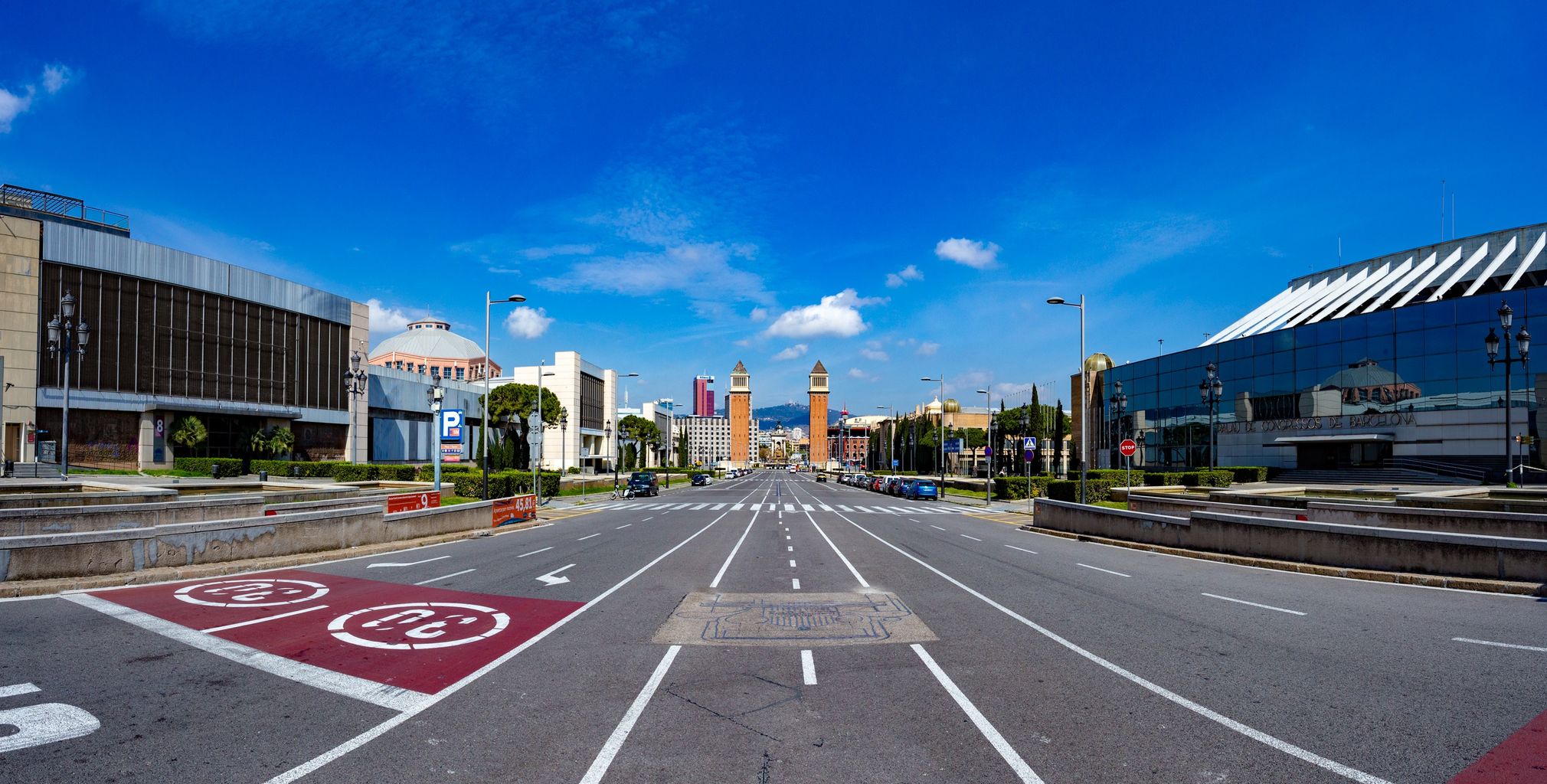 Avinguda de la Reina Maria Cristina amb els espais firals i les Torres Venecianes al fons. Districte de Sants-Montjuïc.