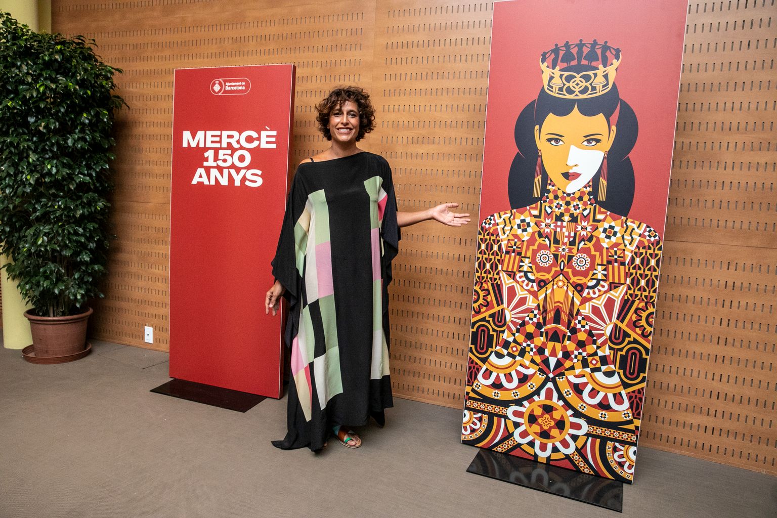 La il·lustradora Malika Favre, al costat del cartell de la Mercè 2021