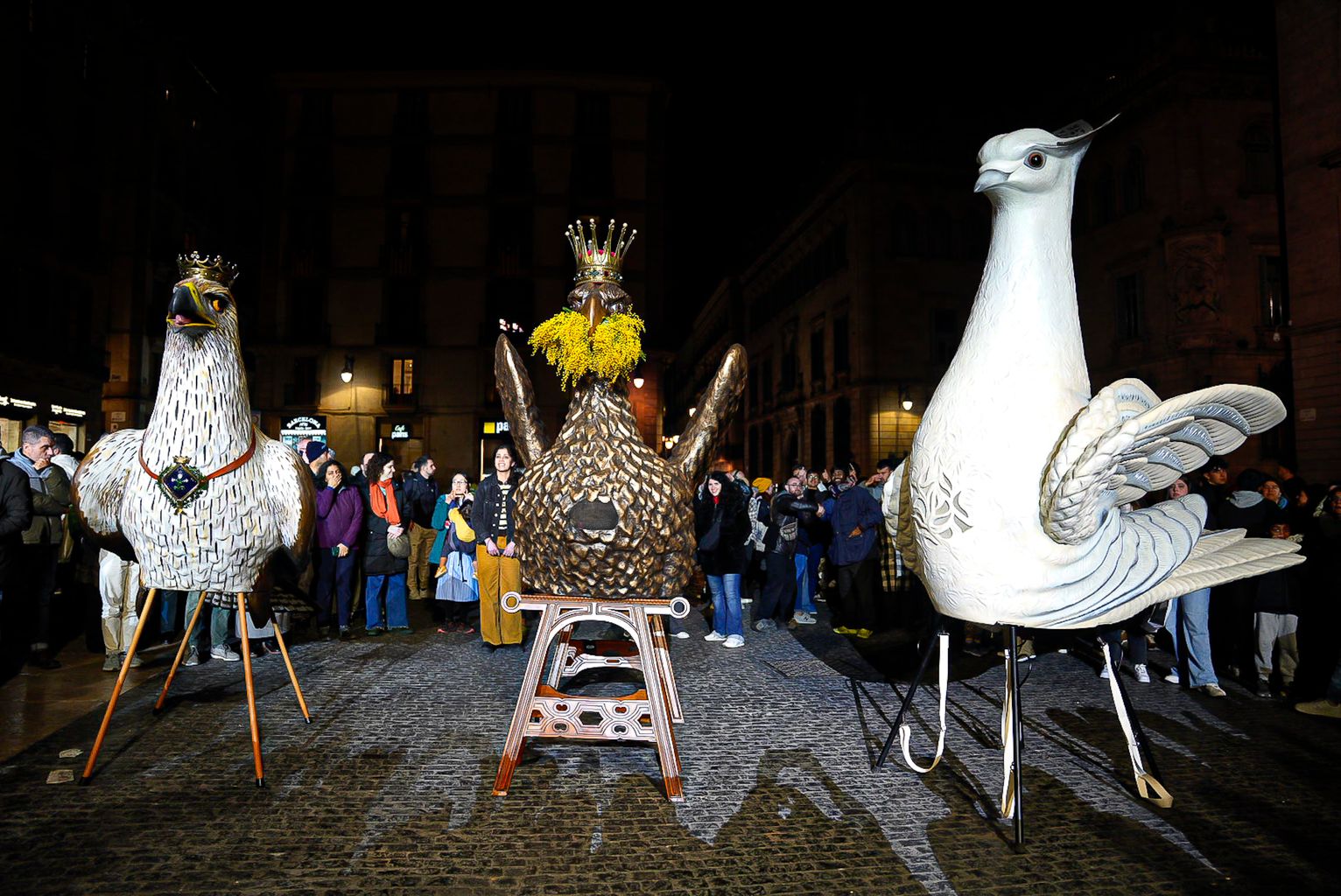 L’Àliga de la Vila de Gràcia, l’Àliga de la Ciutat i el Colomí de Sant Andreu a la cercavila de celebració dels 650 anys de l’Àliga de la Ciutat de Barcelona