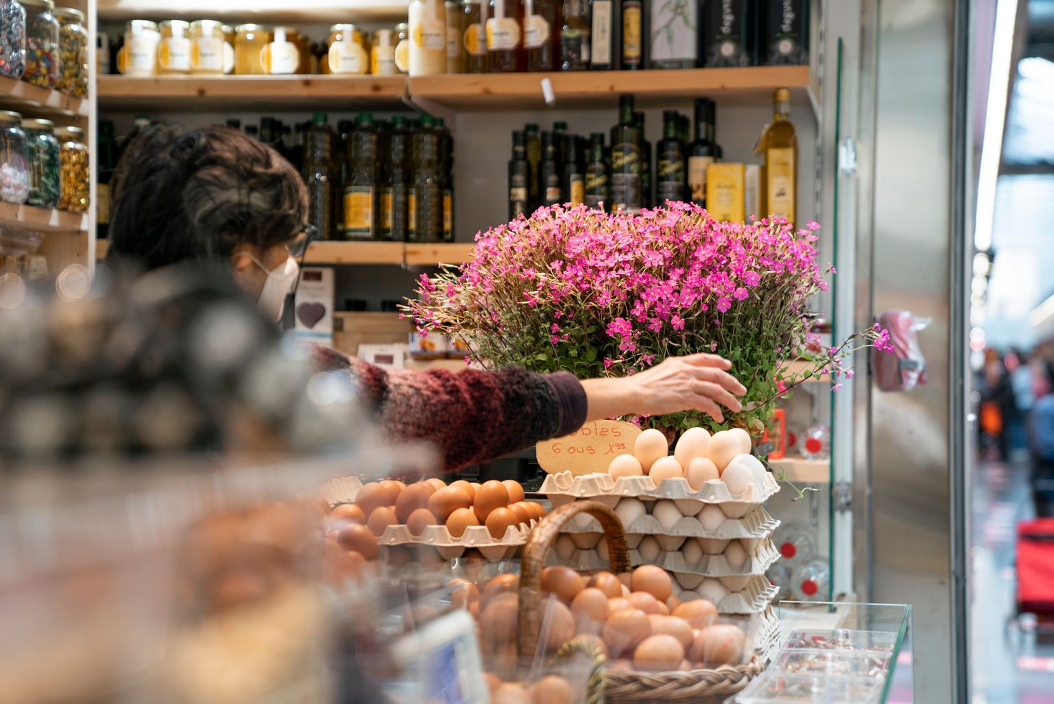 Parada d'ous del Mercat de Sant Antoni amb torretes de flors de la campanya "Planta'm al balcó"