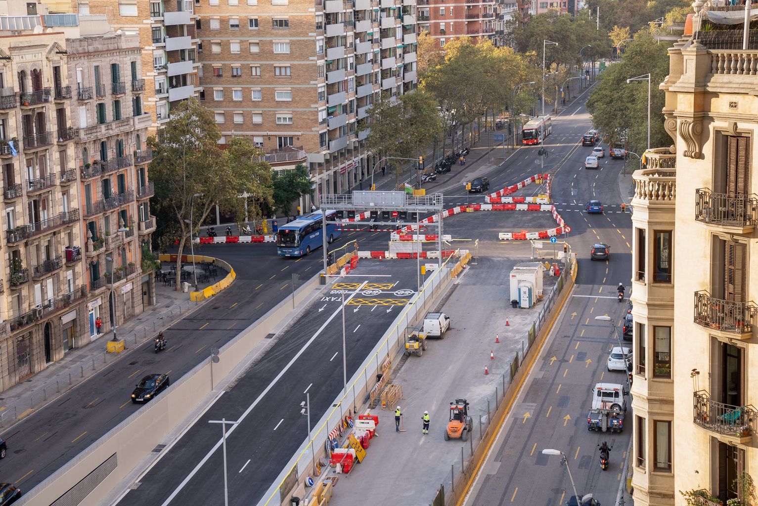 Vista de l'accés al túnel de soterrament de la Gran Via de les Corts Catalanes en el tram del carrer de Castillejos