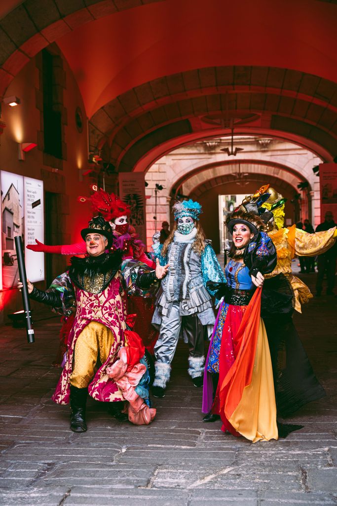 Sortida del rei Carnestoltes i la reina Belluga del Palau de la Virreina acompanyats del seu seguici