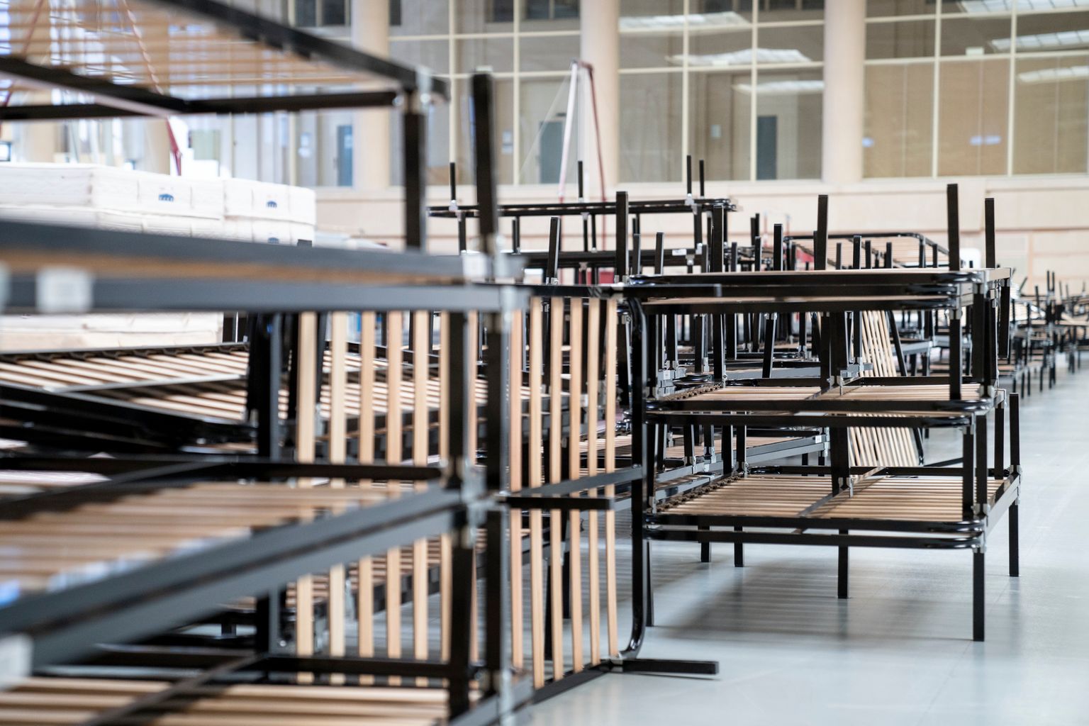 Somiers amuntegats en un dels pavellons de l’Institut Nacional d’Educació Física de Catalunya