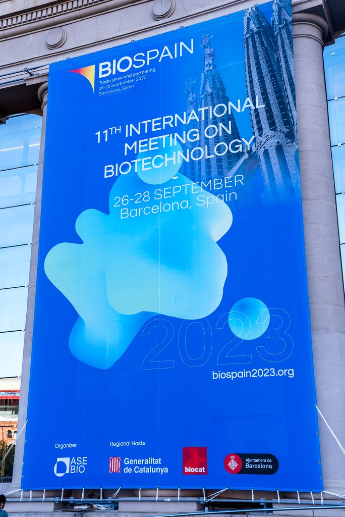 Façana de l’edifici de Fira de Barcelona amb la gràfica de l’onzena Trobada Internacional de Biotecnologia.