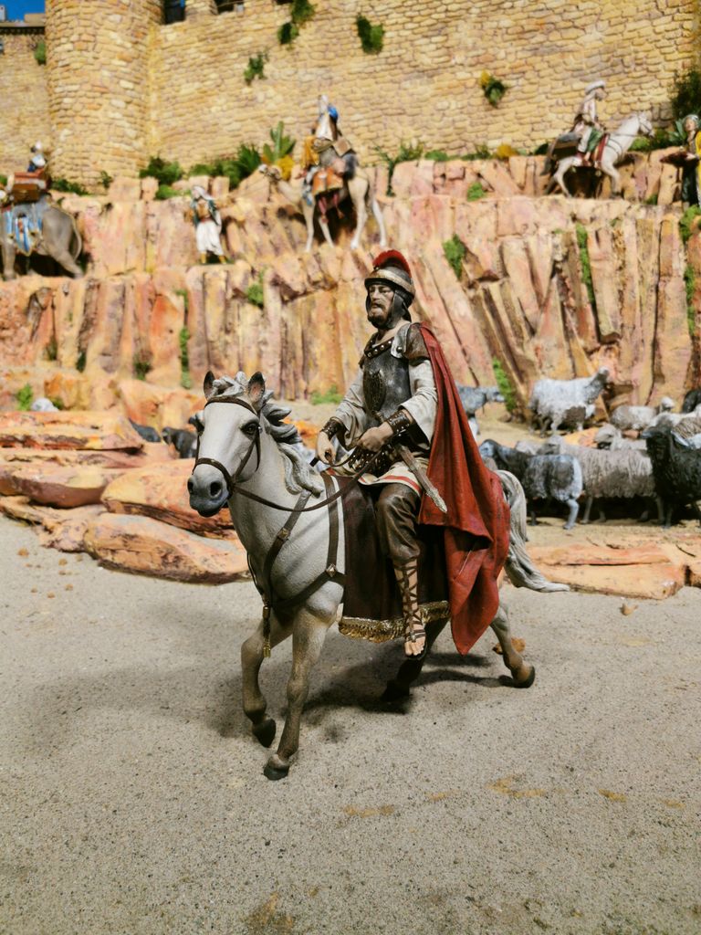 Detall de la figura d’un soldat romà a cavall que forma part del pessebre tradicional d’inspiració marinera del pati de la Fundació Marès