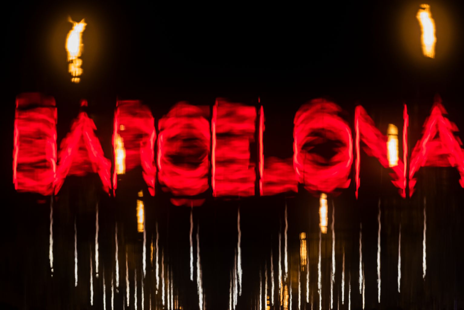 Llums de Nadal amb la paraula “Barcelona”, el dia de la prova de l’encesa de llums