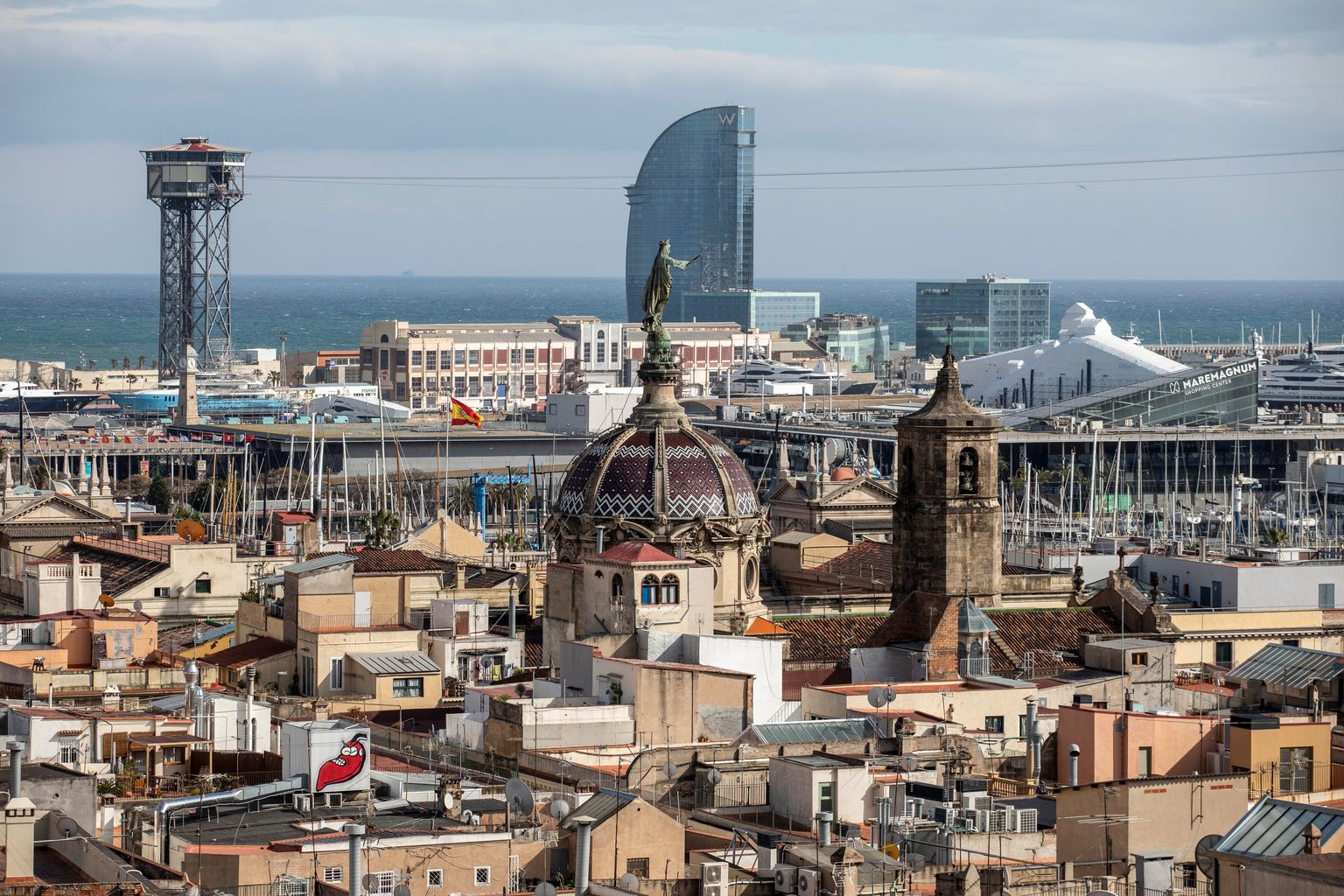 Vistes de Barcelona des del mirador de Maria Aurèlia Capmany. Vistes sobre la Barceloneta amb la basílica de la Mercè i l’Hotel Vela al fons