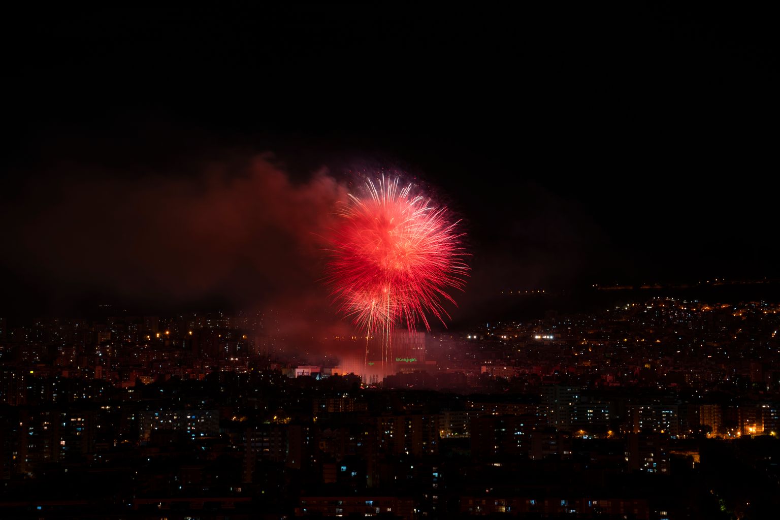 Vistes de la ciutat amb els focs d'artifici del piromusical des de les Corts
