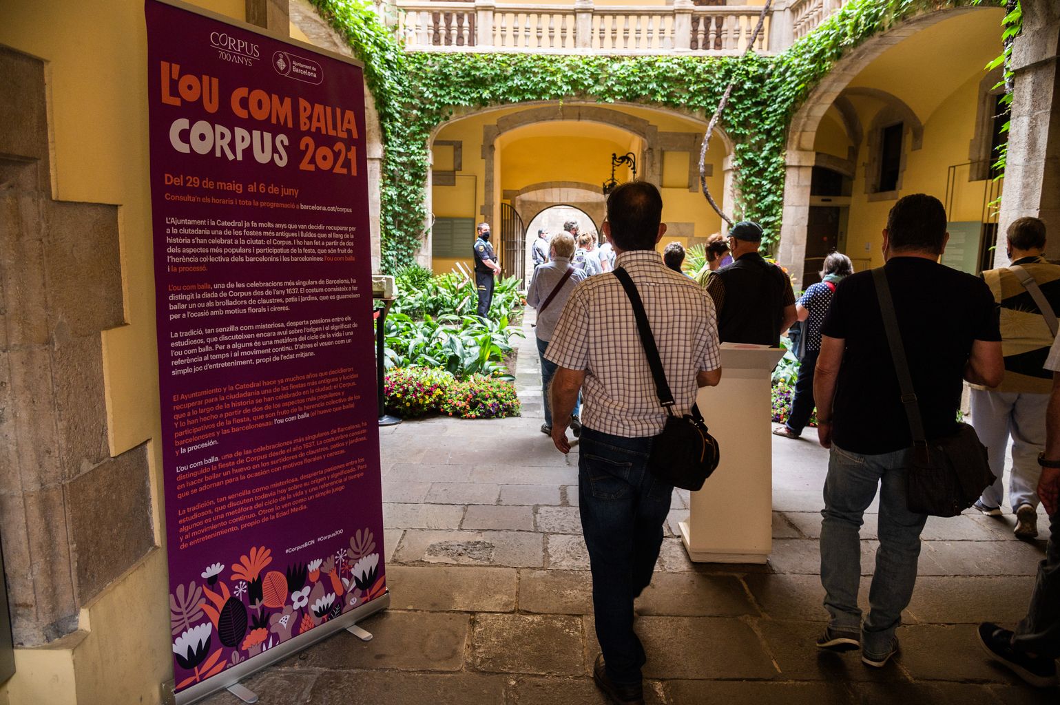 Gent entra al Palau del Lloctinent per anar a visitar l'ou com balla del pati