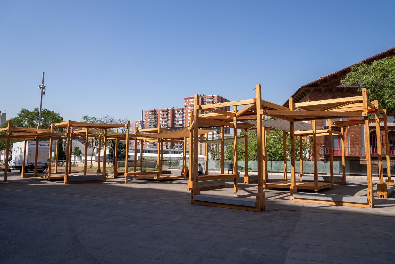 "A l'ombra del trencadís", prototip del repte d'ombratge efímer de BIT Habitat a rambla de Badal
