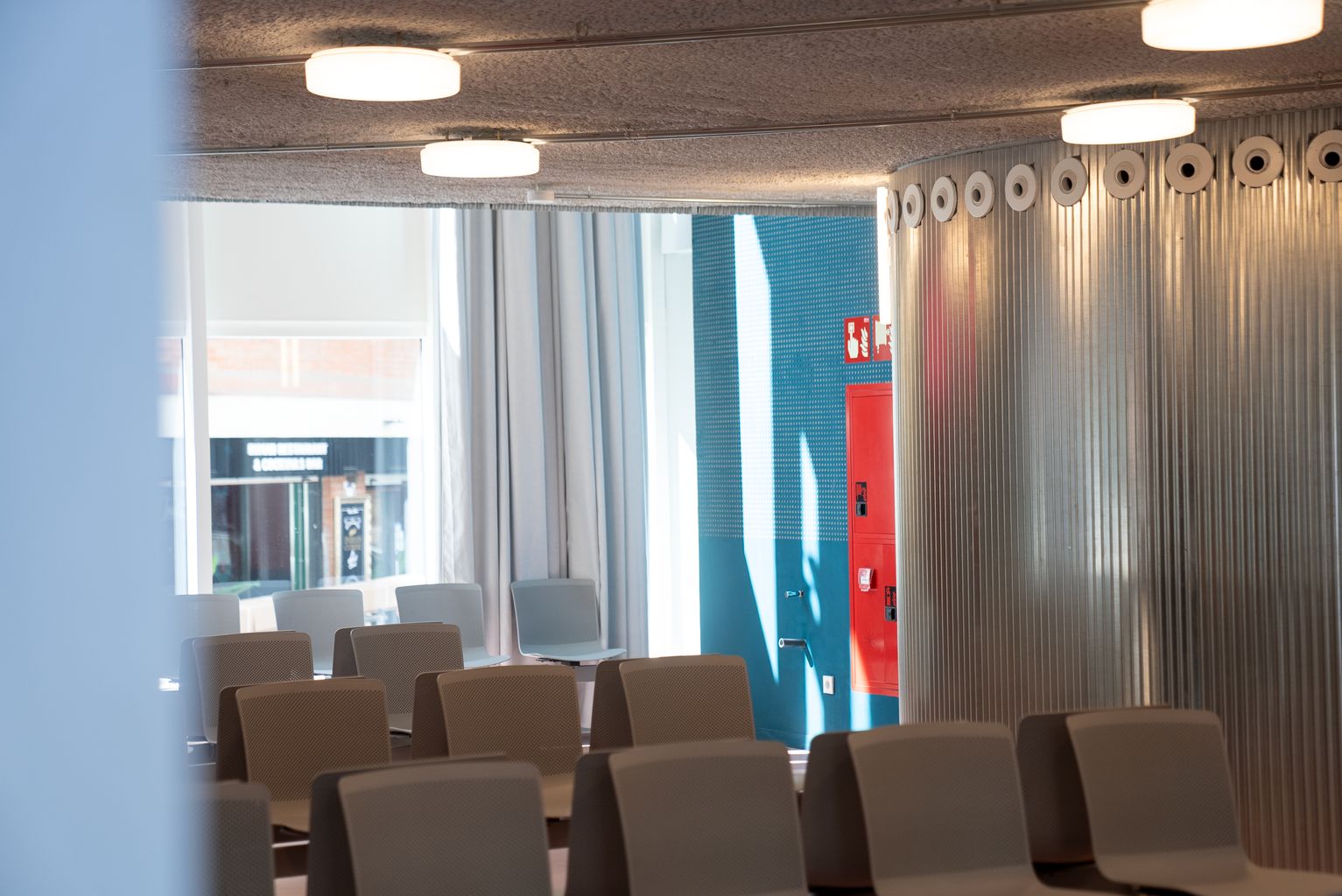 Sala d'espera de la nova seu del Servei d'Atenció a Immigrants, Emigrants i Refugiats