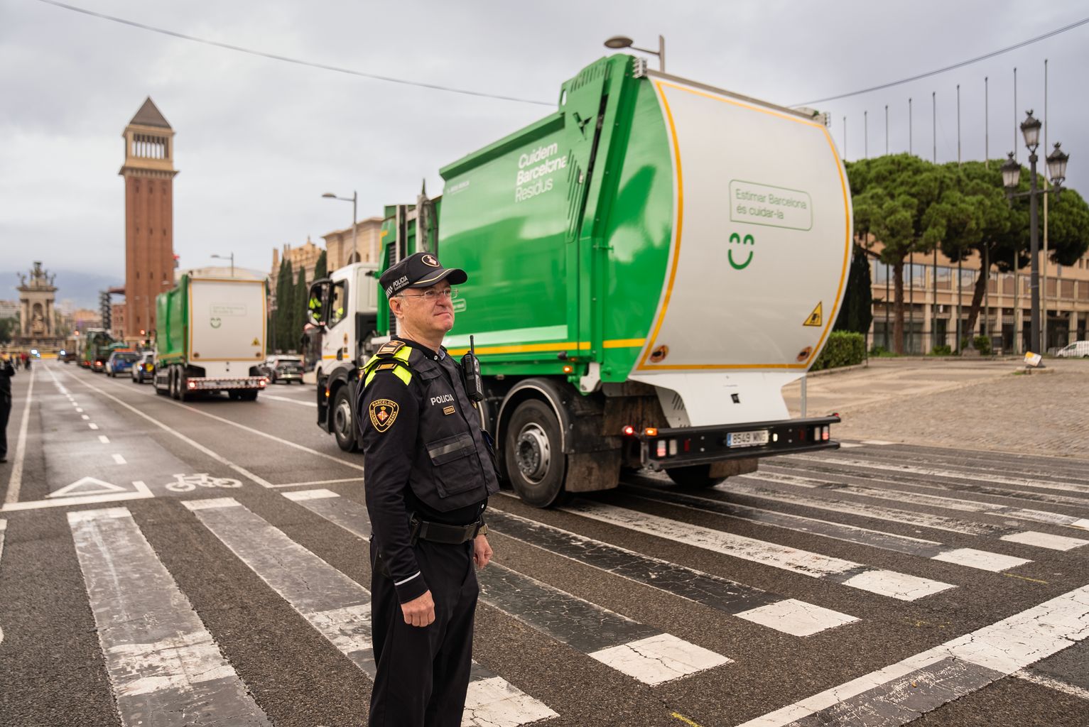 Operari de la Guàrdia Urbana regulant el trànsit a l’avinguda de Maria Cristina