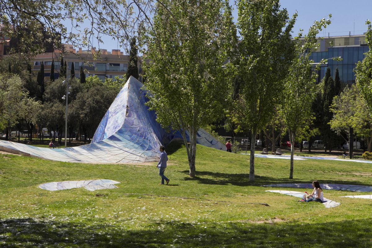<div class='imageHoverDetail'>
             <p class='imageHoverTitle twoLineBreak'>Parc de l'Estació del Nord. Escultura ceràmica El cel caigut (escultura)</p>
             <p class='imageHoverAutor oneLineBreak'>Autor: Òscar Giralt</p>
             <button class='imageHoverBtn'>Mostra els detalls de la imatge <span class='sr-only'>Parc de l'Estació del Nord. Escultura ceràmica El cel caigut (escultura)</span></button>
             </div>
