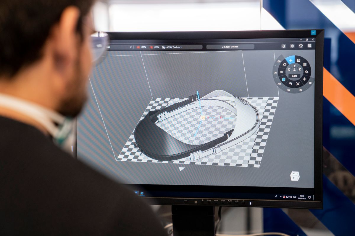 <div class='imageHoverDetail'>
             <p class='imageHoverTitle twoLineBreak'>Un home executa a l’ordinador el programa perquè la impressora fabriqui una d...</p>
             <p class='imageHoverAutor oneLineBreak'>Autor: Mònica Moreno</p>
             <button class='imageHoverBtn'>Mostra els detalls de la imatge <span class='sr-only'>Un home executa a l’ordinador el programa perquè la impressora fabriqui una d...</span></button>
             </div>