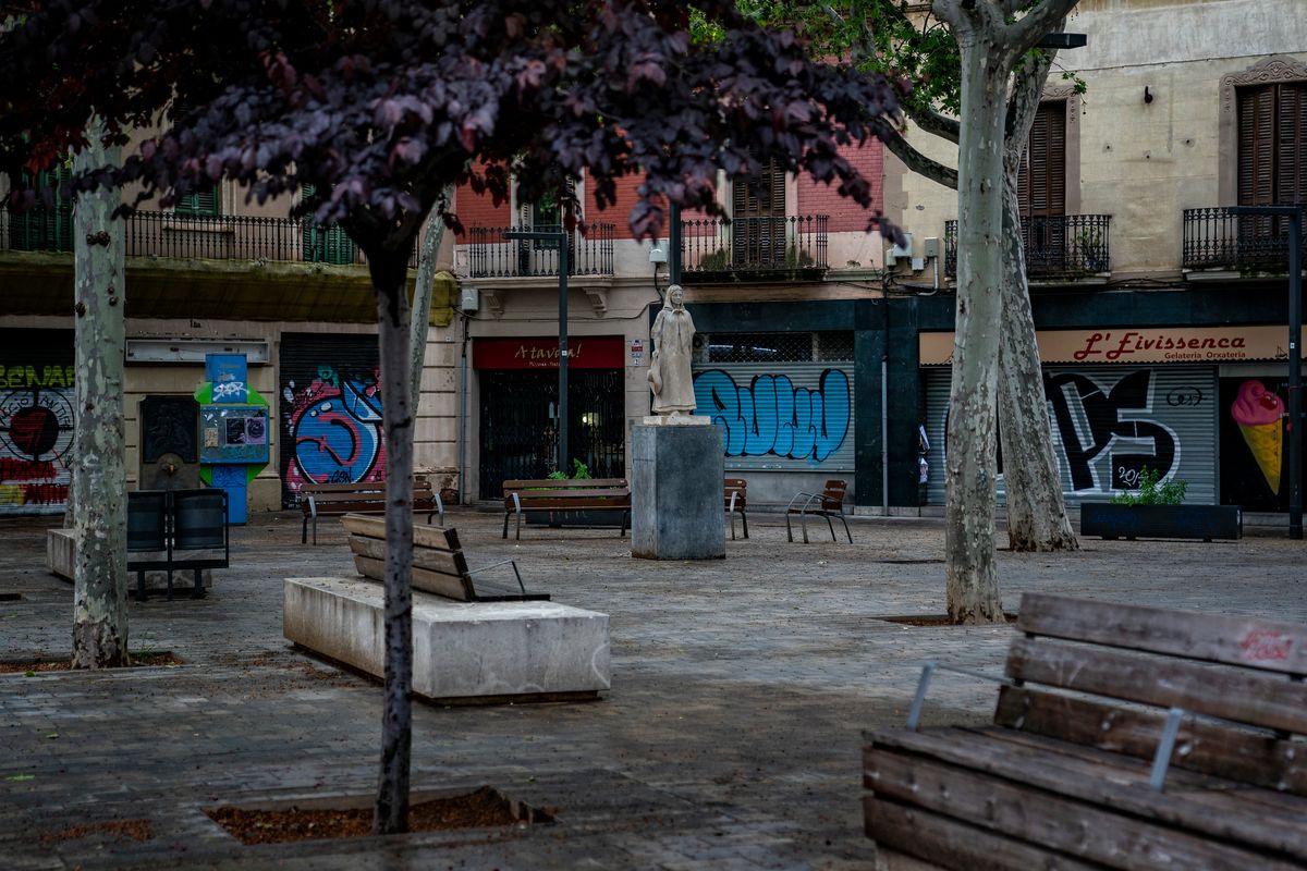 <div class='imageHoverDetail'>
             <p class='imageHoverTitle twoLineBreak'>Districte d’Horta-Guinardó. Barri d’Horta. Plaça d’Eivissa sense gent i amb c...</p>
             <p class='imageHoverAutor oneLineBreak'>Autor: Laura Guerrero</p>
             <button class='imageHoverBtn'>Mostra els detalls de la imatge <span class='sr-only'>Districte d’Horta-Guinardó. Barri d’Horta. Plaça d’Eivissa sense gent i amb c...</span></button>
             </div>